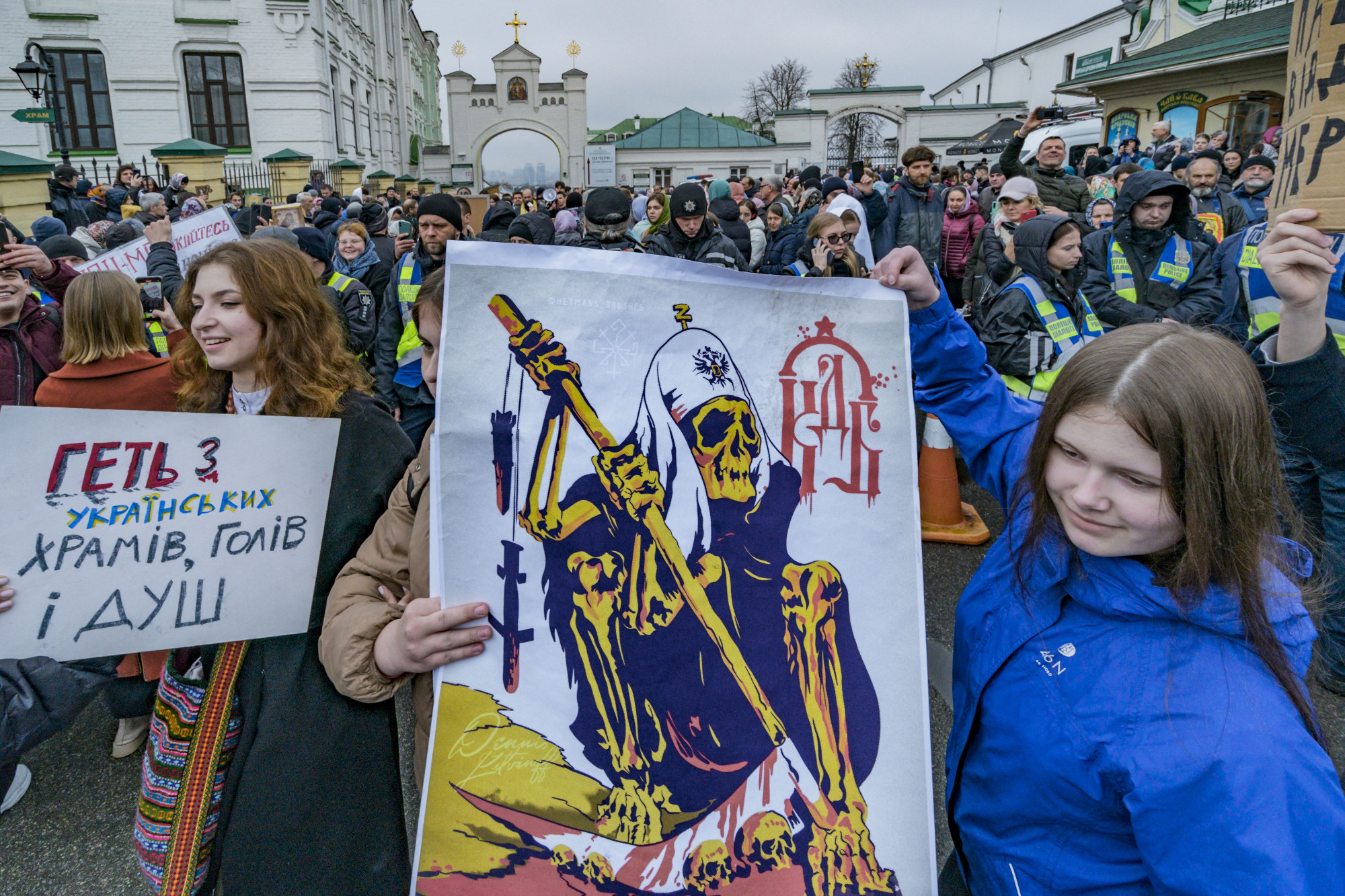 Kirill pátriárka ábrázolása egy kijevi tüntetésen.