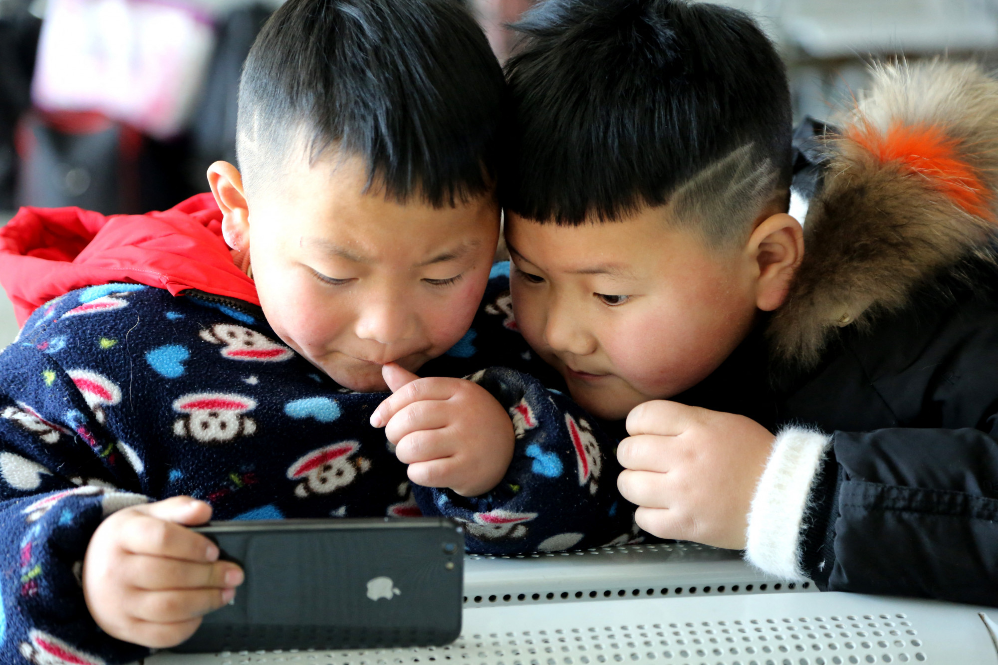 Kínában napi két órában korlátoznák a gyerekek mobilhasználatát