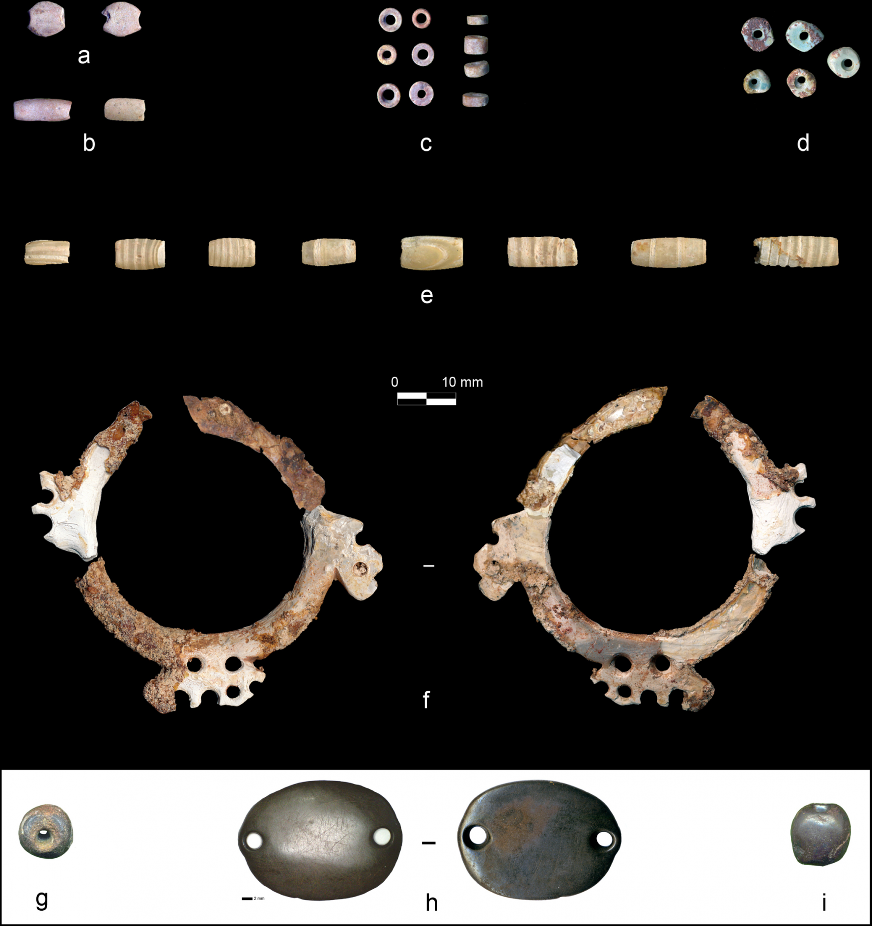 Különböző formájú és fajtájú gyöngyök kerültek elő a sírból.