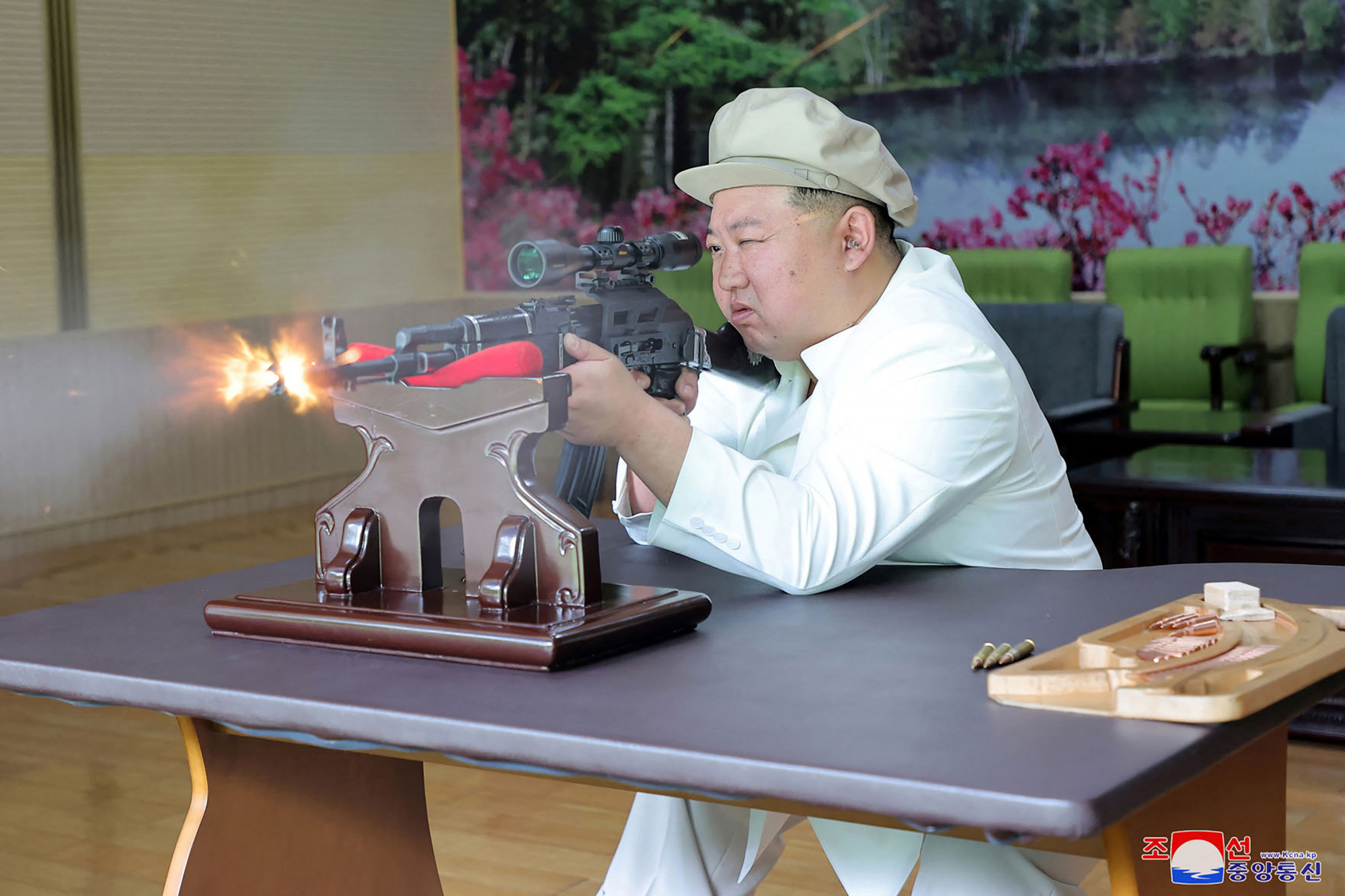 Kim Dzsongun ukázba adta: A fegyvergyáraknak növelniük kell a kapacitásaikat