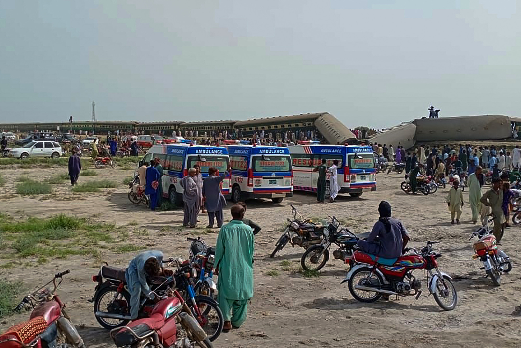 Kisiklott egy vonat Pakisztánban, többen meghaltak, még többen megsebesültek