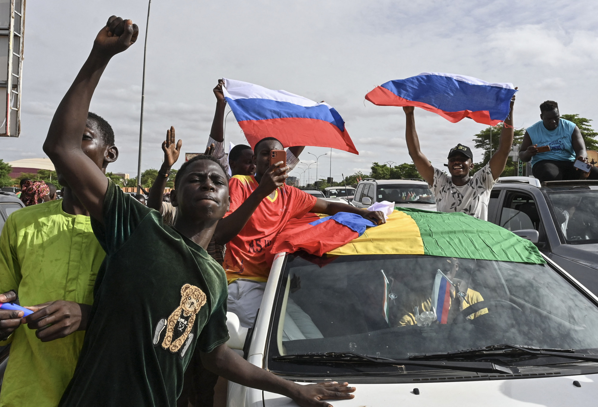A nigeri junta támogatói orosz zászlókat lengetnek Niameyben 2023. augusztus 6-án.