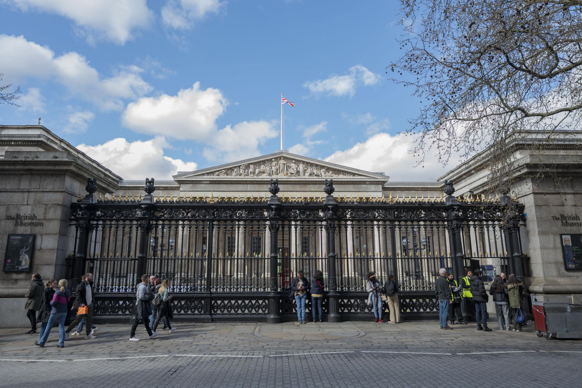 Késelés miatt kiürítették a londoni British Museumot