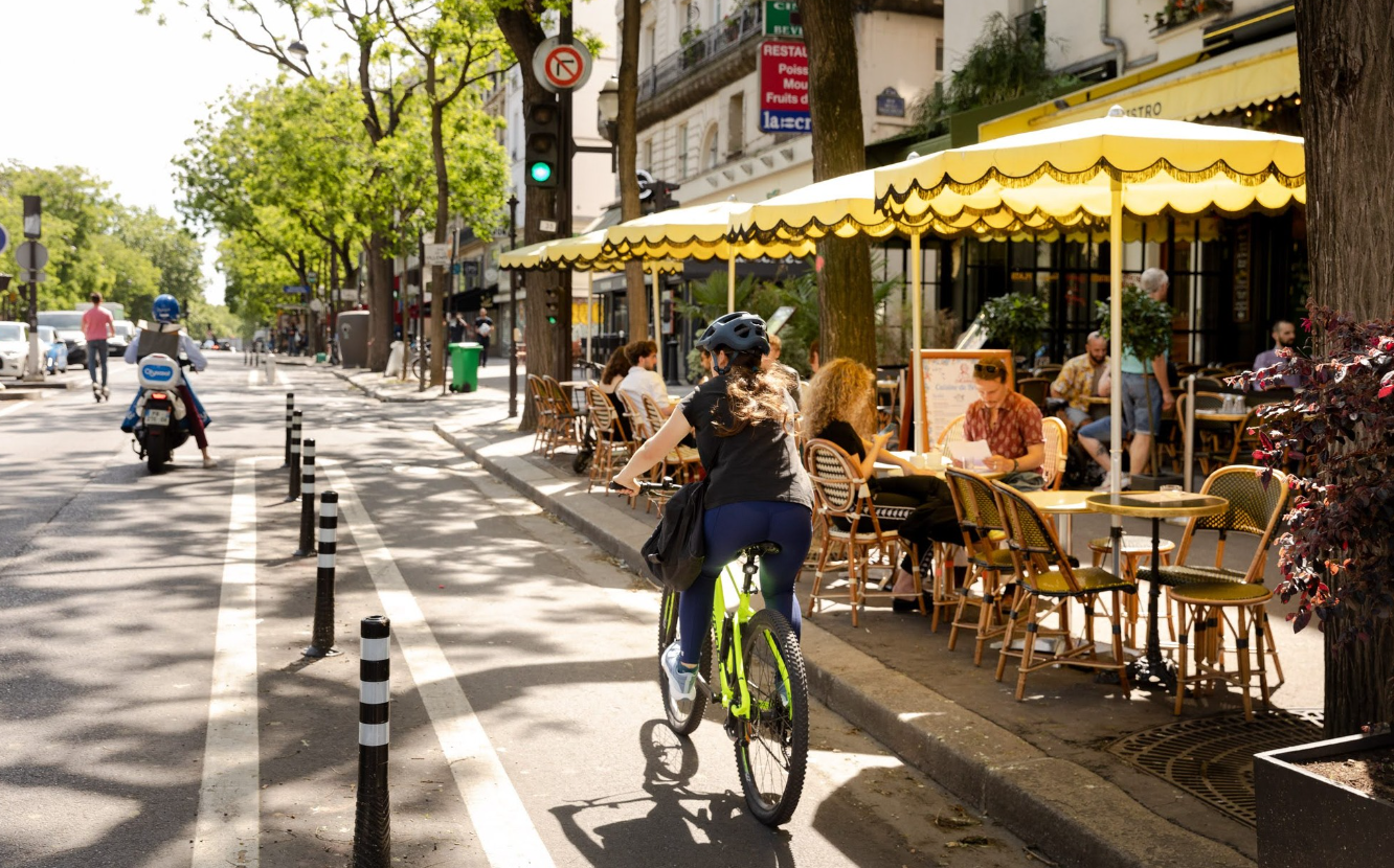 Külföldi példákra hivatkozva védi meg az új biciklisávokat a fővárosi vezetés