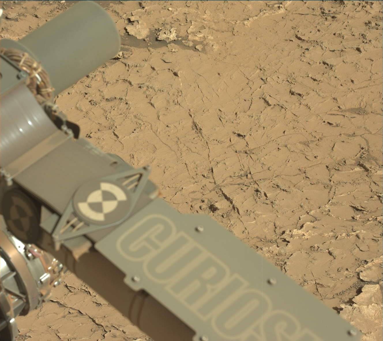 Polígonos detrás del brazo robótico de Curiosity en Marte el día 3154 de la misión de la sonda