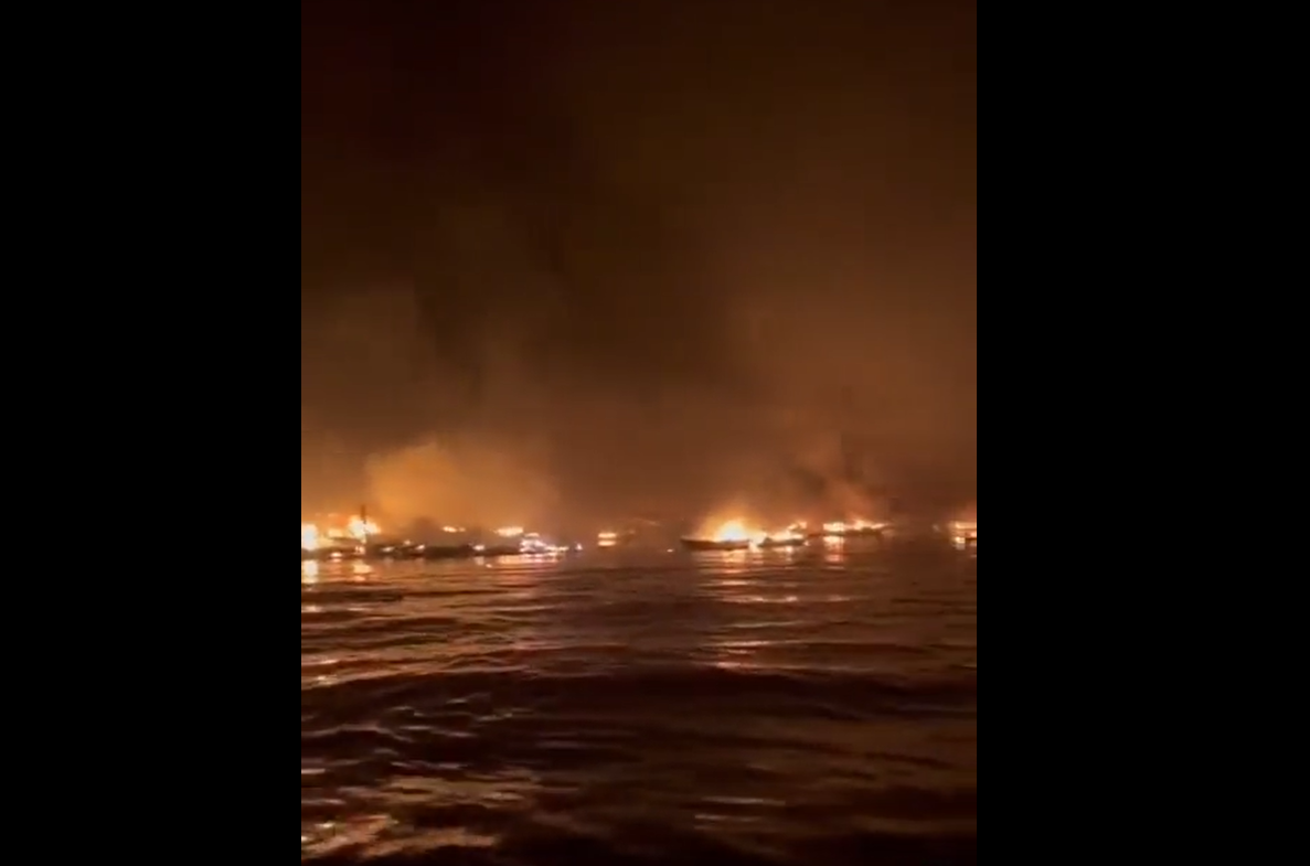 Akkora tűzvész tört ki Hawaii egyik szigetén, hogy az emberek a tengerbe ugrálnak a lángok elől