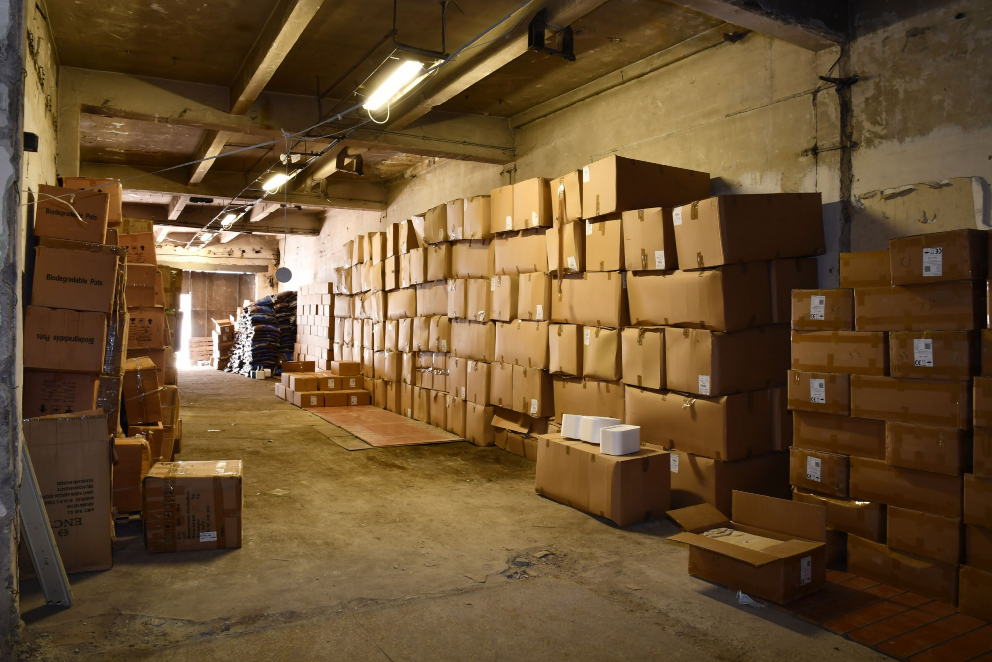 Több mint 30 tonna kábítószer-alapanyagot foglaltak le Sopronban és Budapesten