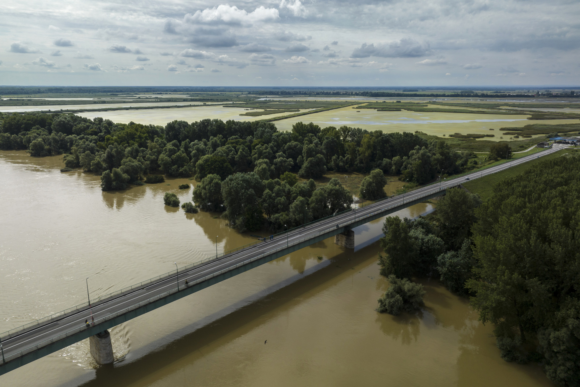 A Dráva-híd, háttérben Horvátországgal árvíz idején, 2023. augusztus 10-én.