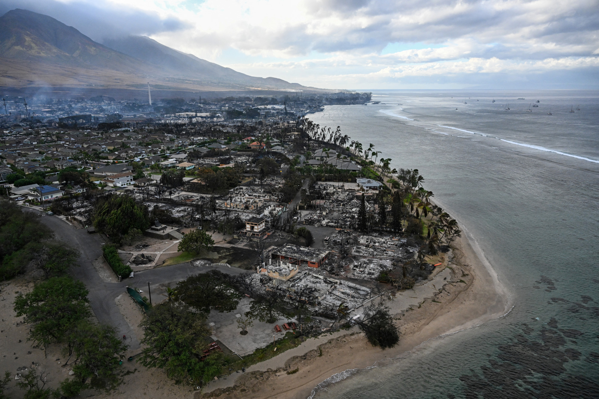 Már 53 halálos áldozata van a Maui szigetén tomboló tűzvésznek, és még százakat keresnek