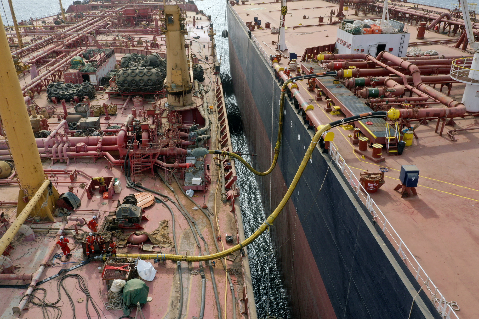 Tíz év után szivattyúzták ki az olajat a Jemennél rozsdásodó tankerből