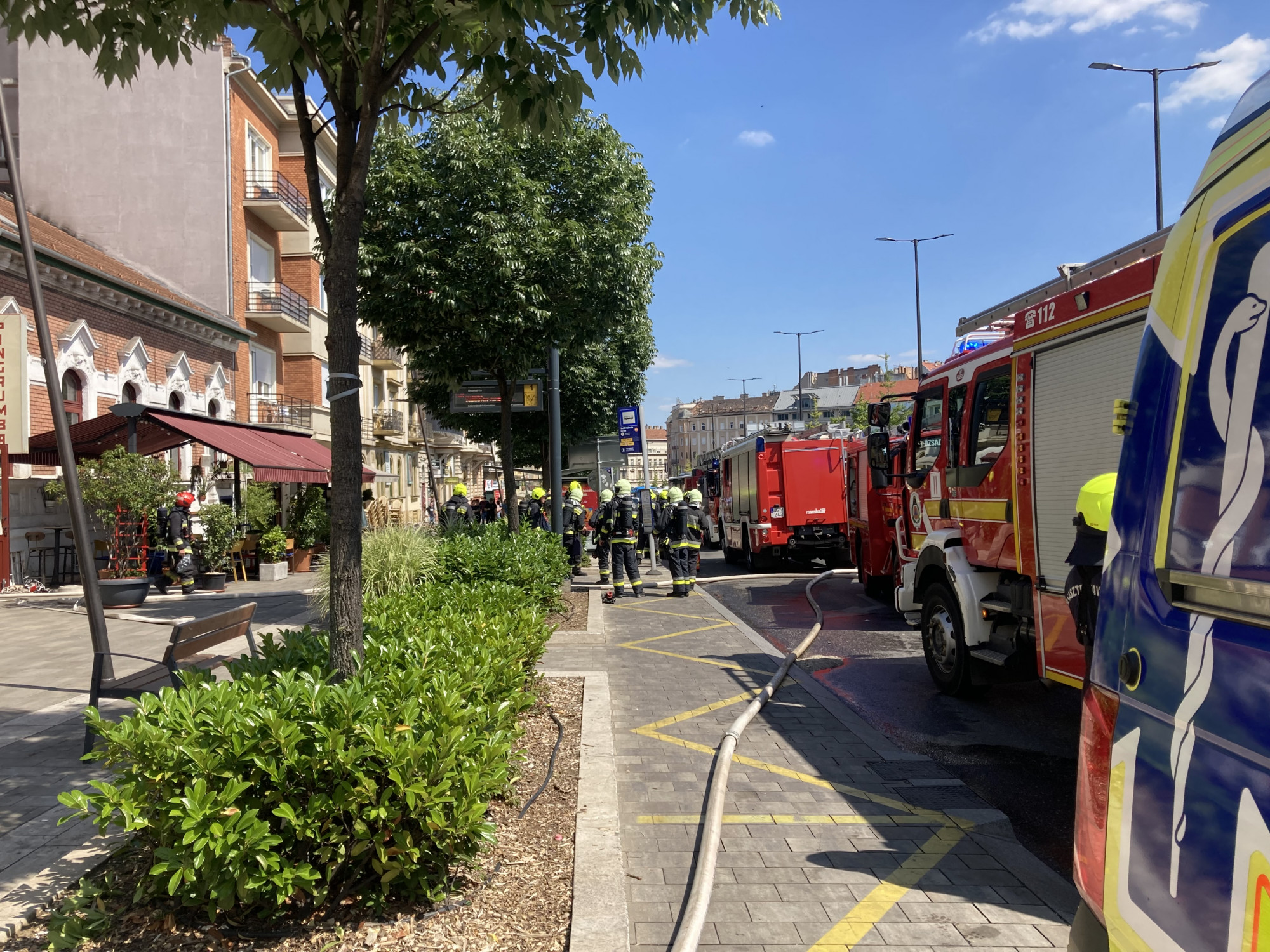 Tűz ütött ki egy étteremben a Széll Kálmán téren, de gyorsan eloltották