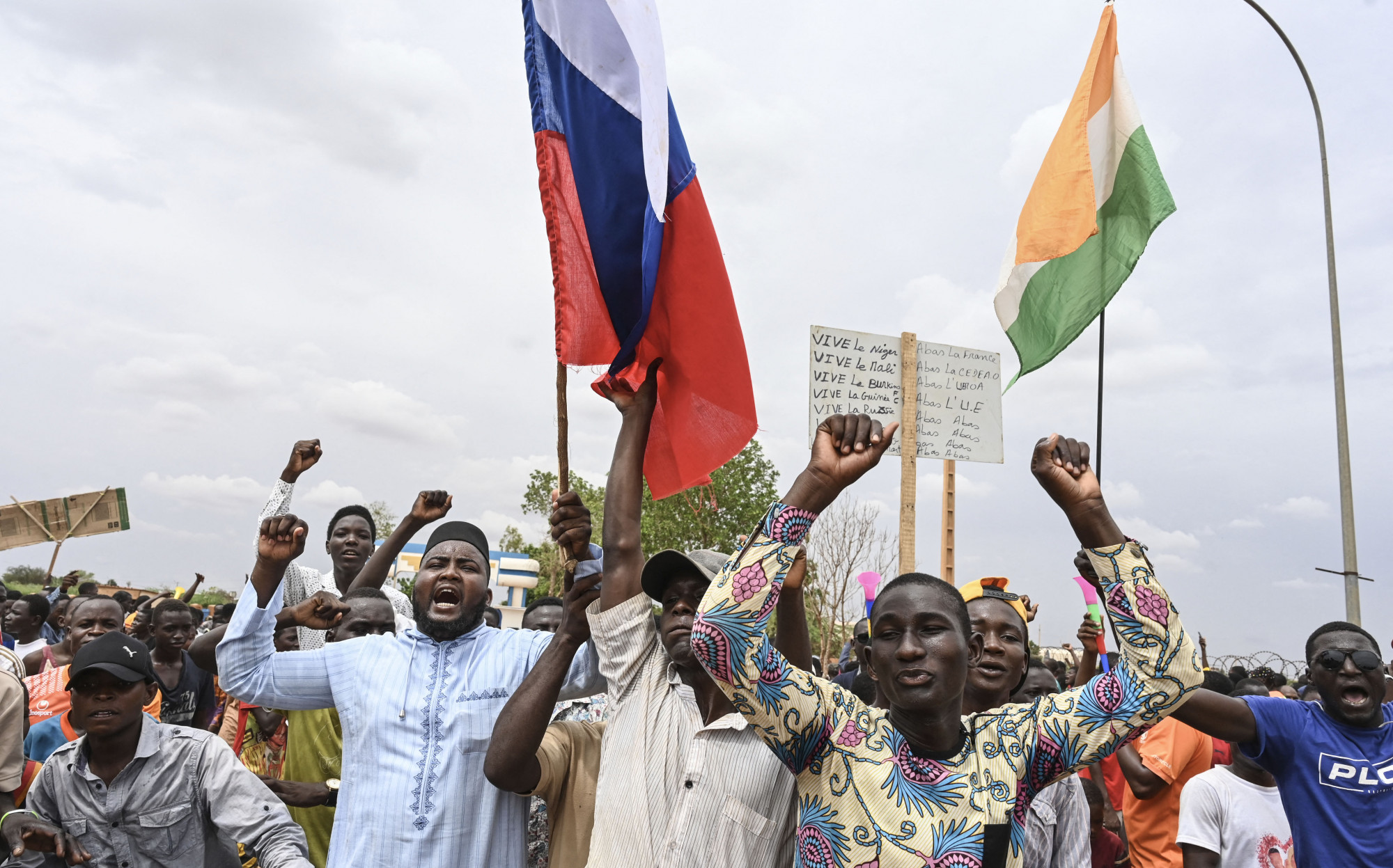 A nigeri junta támogatói orosz és niger zászlókat lengetnek Niameyben 2023. augusztus 11-én.