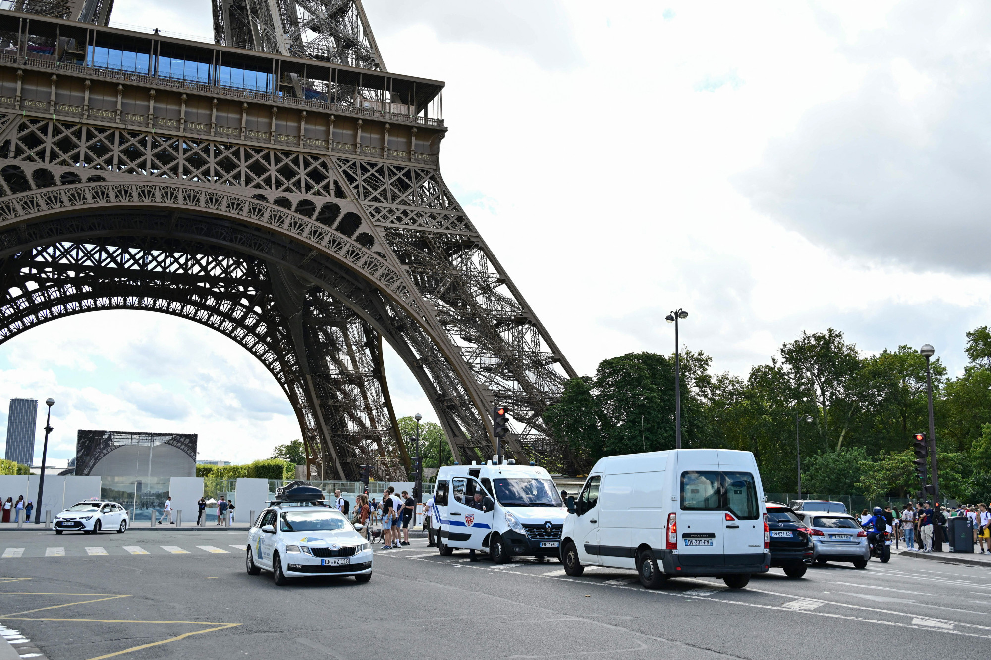 Két részeg amerikai turista az Eiffel-toronyban ragadt éjszakára