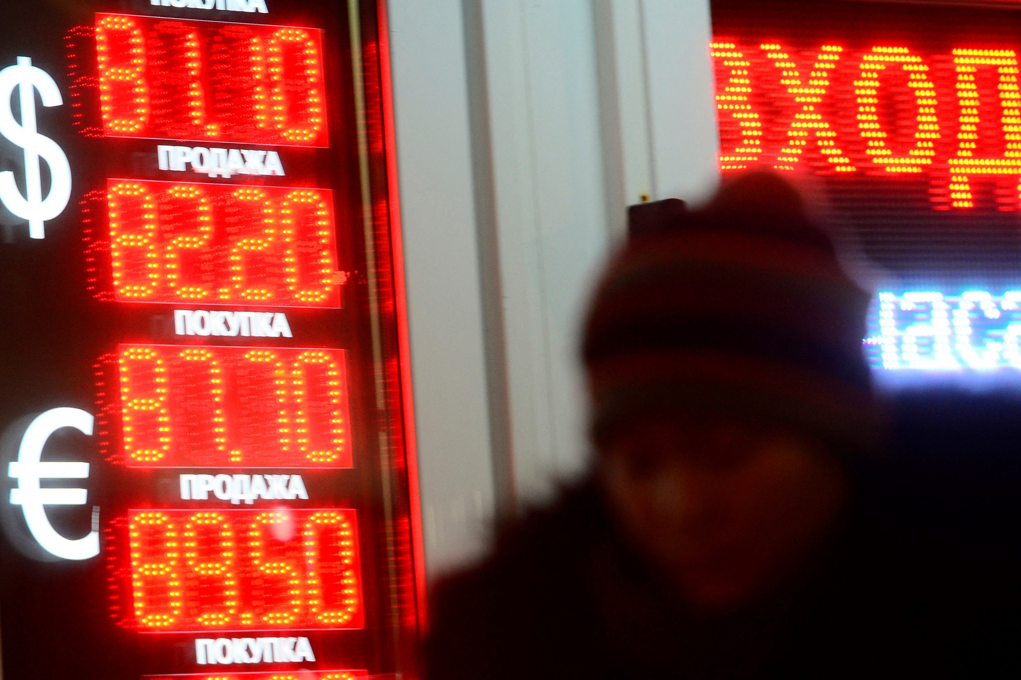 16 hónapos mélypontra zuhant a rubel árfolyama a dollárral szemben