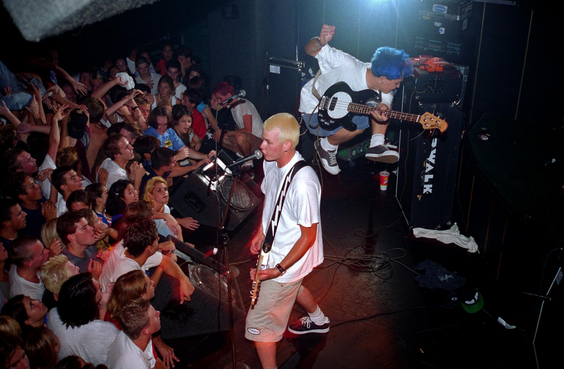 Blink-182 koncert a kaliforniai Coronában, 1995 júliusában (Tom DeLonge itt szőkén, nem egész 20 évesen)