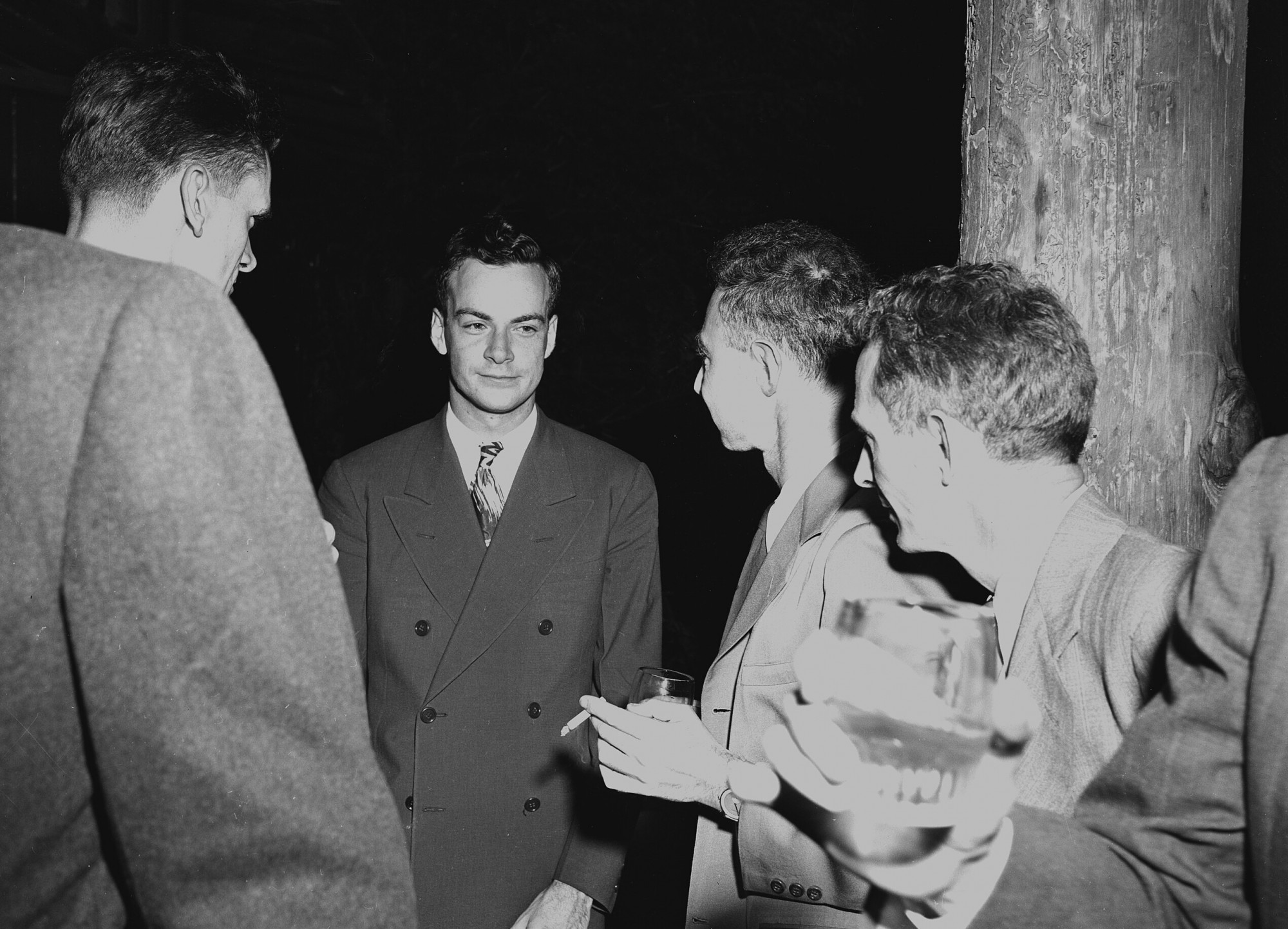 Richard Feynman (szemben) és Robert Oppenheimer (a képen tőle jobbra) a Los Alamos Nemzeti Laboratóriumban, valamikor 1943 és 1945 között
