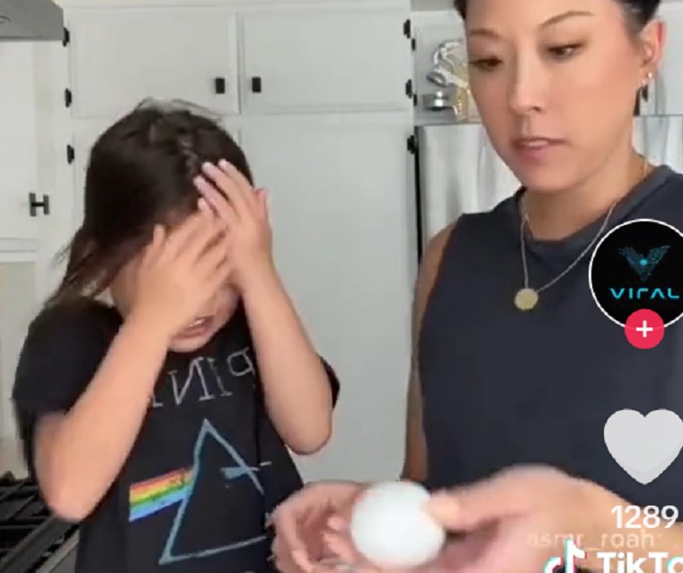 Saját gyerekeik fején törik fel a tojást az elborult tiktokos szülők