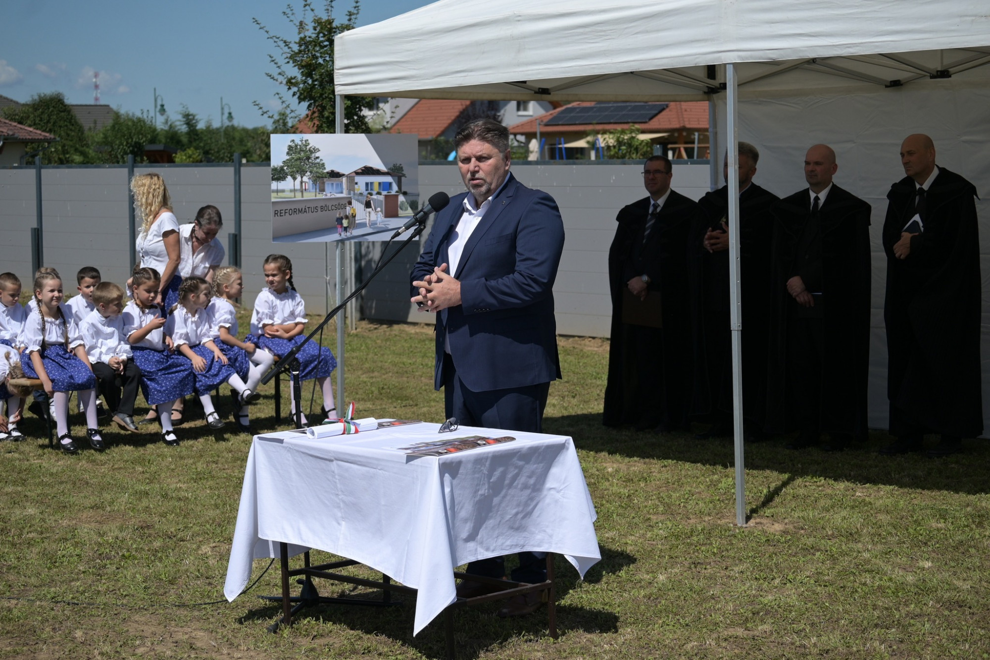 Gyerekek a tűző napon, papok az árnyas sátorban: így mutatta be Kaposvár országgyűlési képviselője az új egyházi bölcsőde terveit