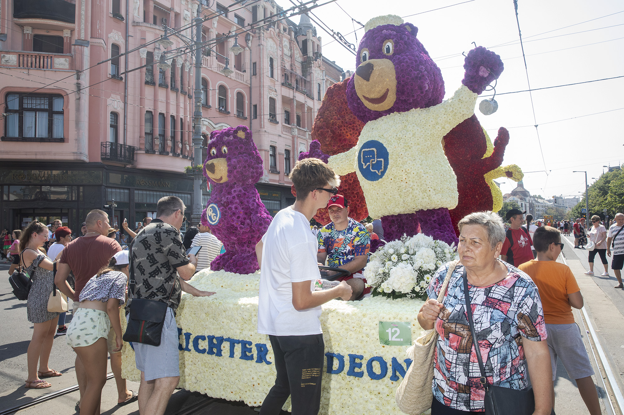 Az ország legszürreálisabb felvonulásával ünnepelte Debrecen a szponzorokat, a multikat és az államalapítást