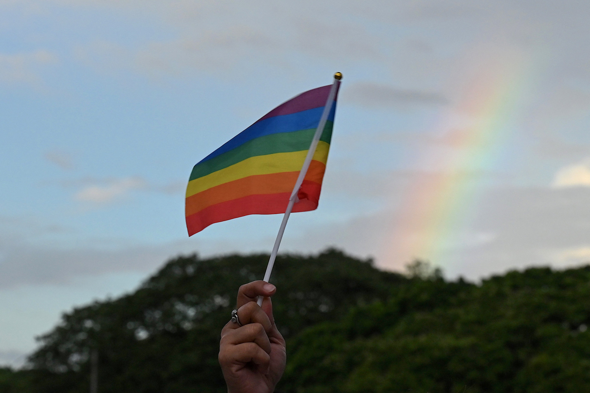 Baja volt a kaliforniai boltra kilógatott Pride-zászlóval, le is lőtte a tulajt