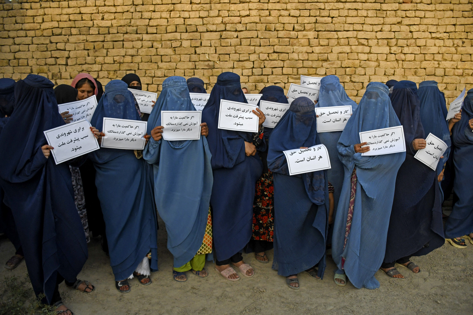 Afgán nők oktatásért tüntetnek a tálib hatalomátvétel évfordulóján, 2023. augusztus