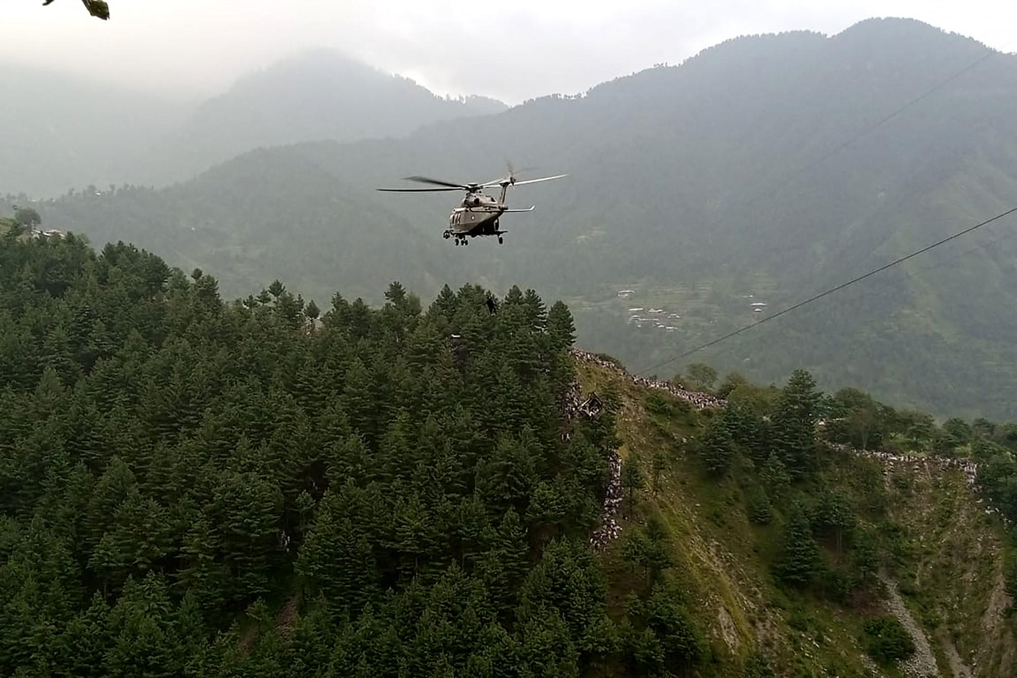 Mindenkit kimentettek a 300 méter magasan rekedt felvonóból Pakisztánban
