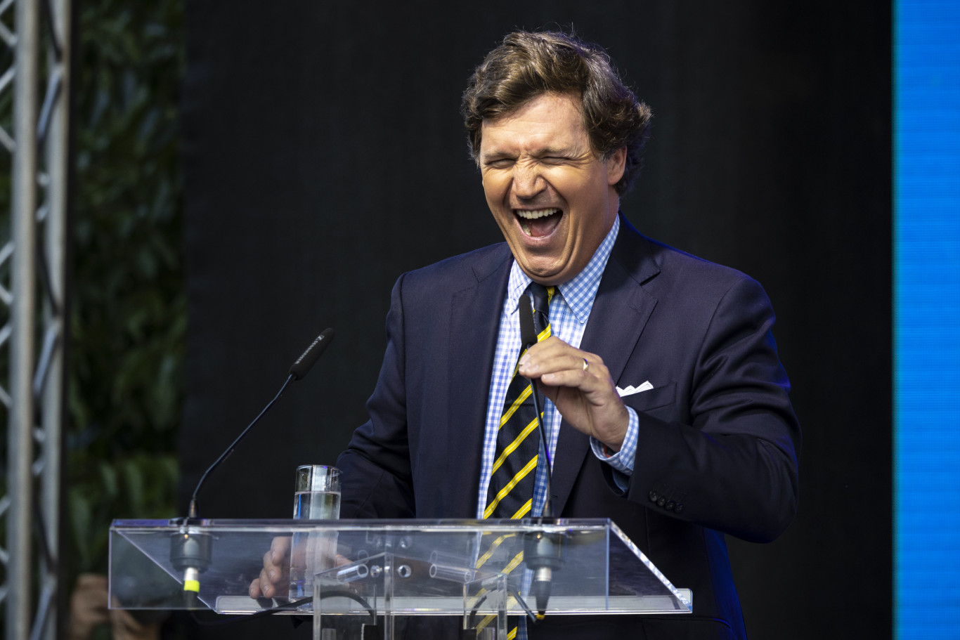Tucker Carlson könnyedén belelépett ebbe a messziről bűzlő átverésbe