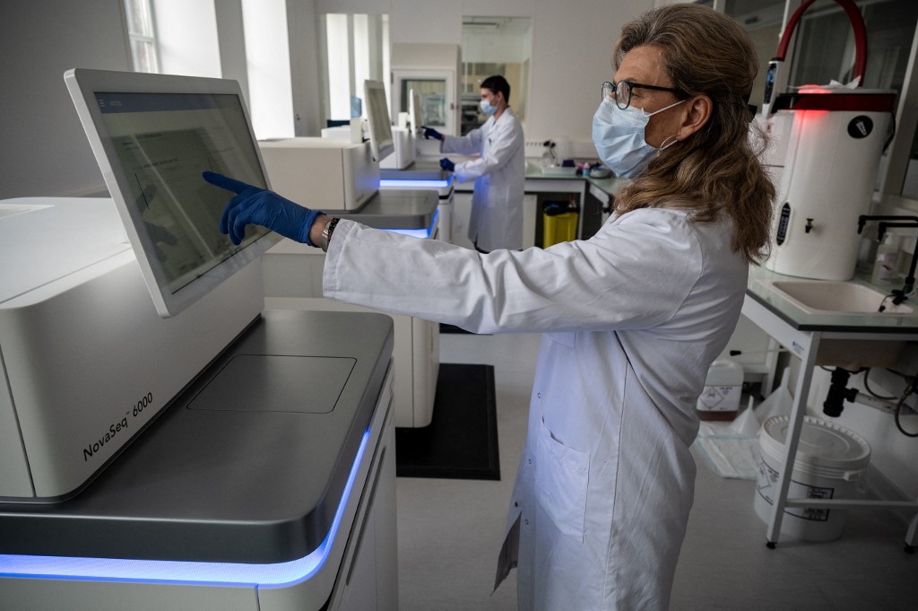 Kutatók az Illumina vállalat szekvenáló berendezéseivel emberi genomok nukleotidsorrendjét határozzák meg egy franciaországi laboratóriumban