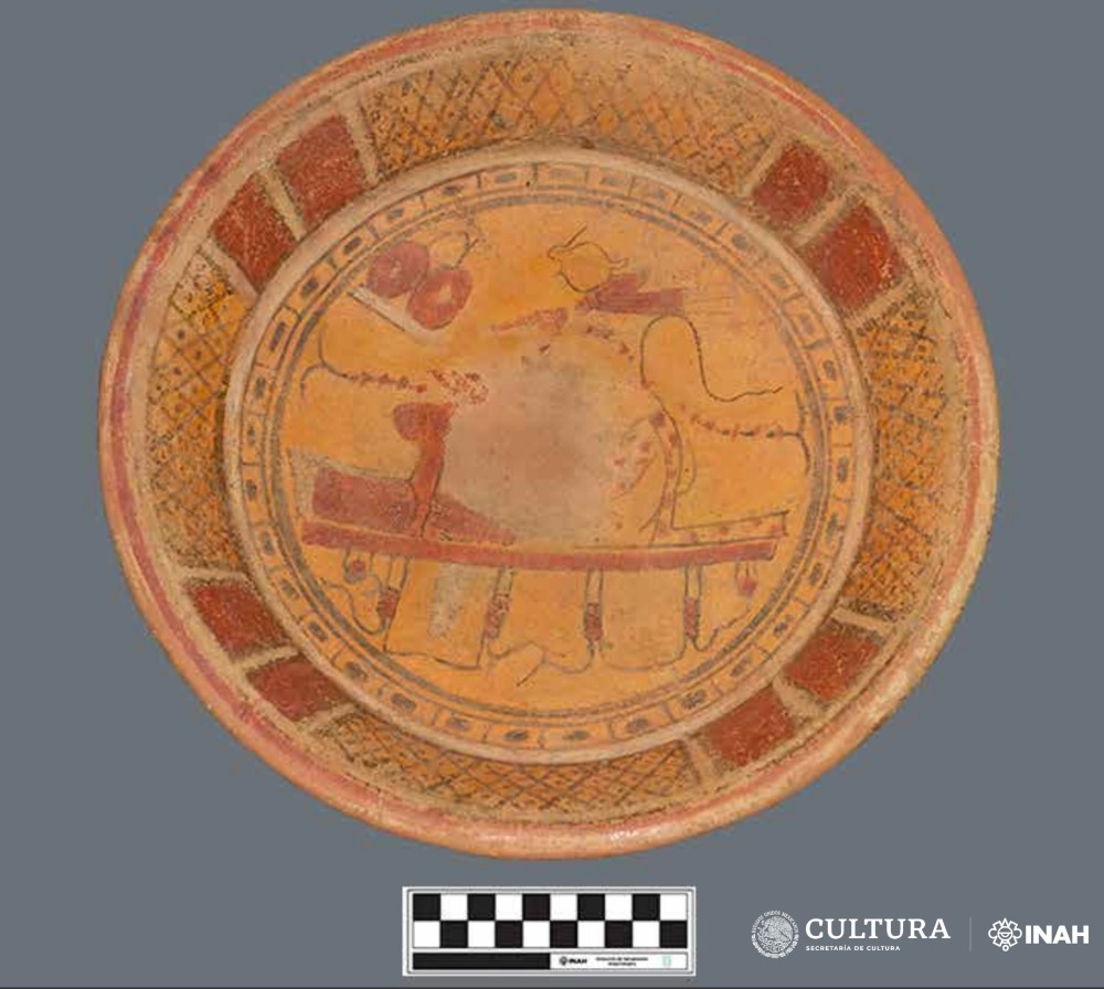 Védőszellemet ábrázoló tányért találtak egy mexikói sírban