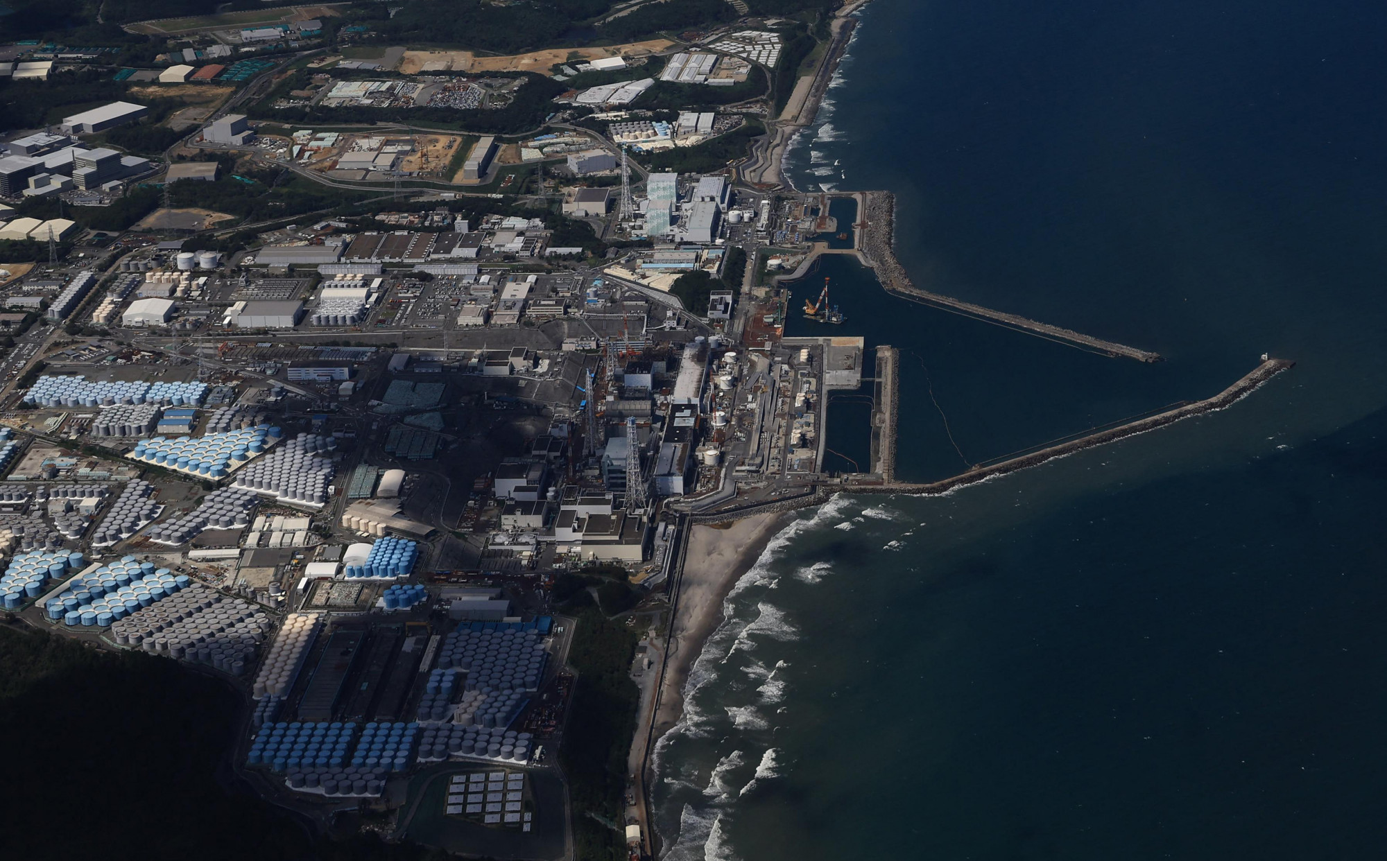 Japán elkezdte leengedni a fukusimai erőmű radioaktív vizét a tengerbe