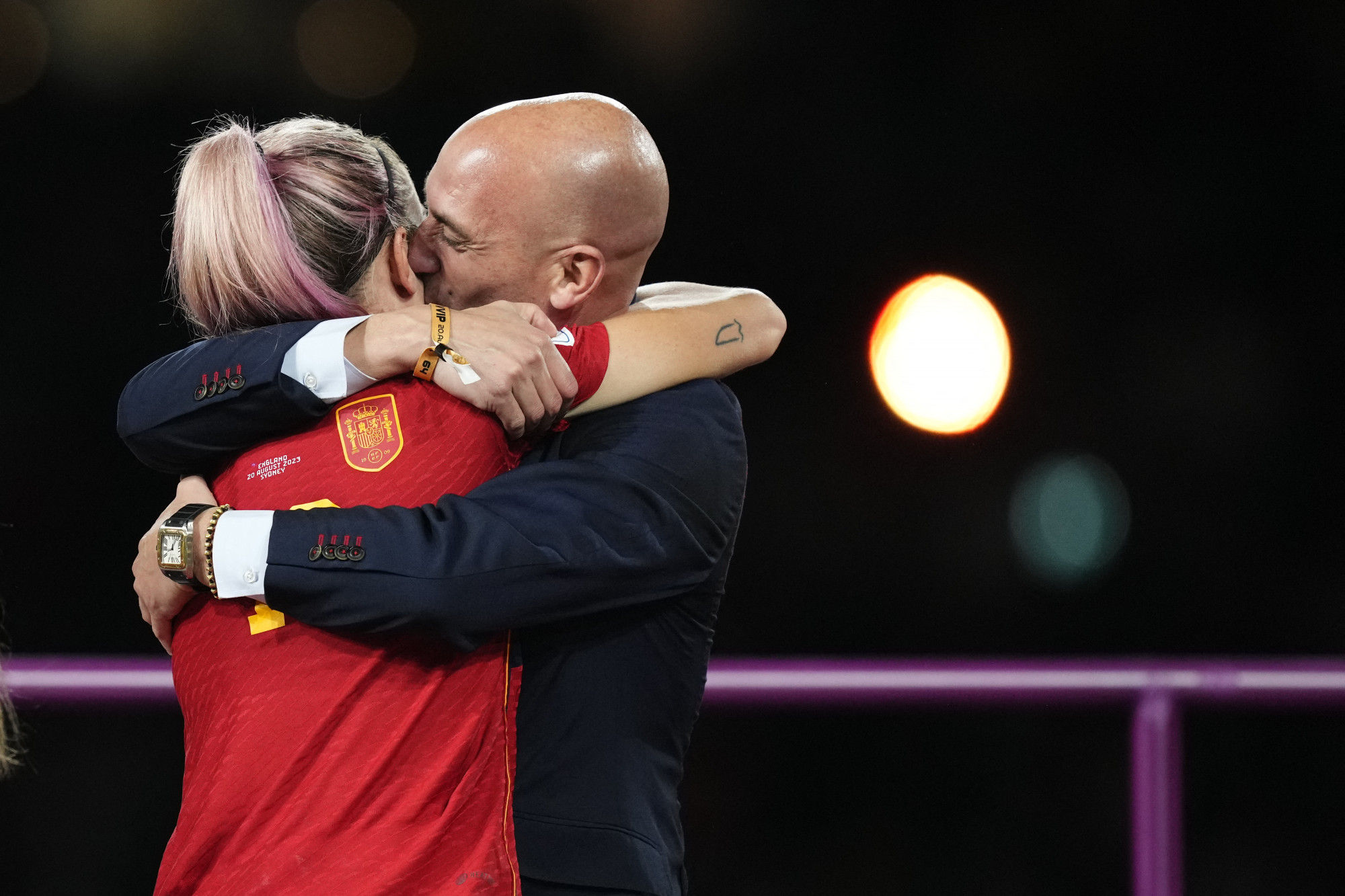 Fegyelmi eljárást indít a FIFA a spanyol szövetség elnöke ellen, aki szájon csókolta a női labdarúgó-válogatott játékosát
