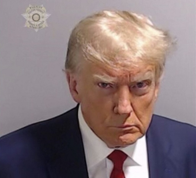 Húsz percet volt börtönben Donald Trump, de a bűnügyi nyilvántartási fotója így is elkészülhetett