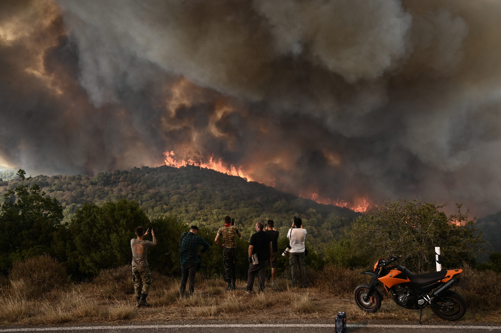 Letartóztattak két férfit Görögországban, akik az erdőtüzeket okozhatták