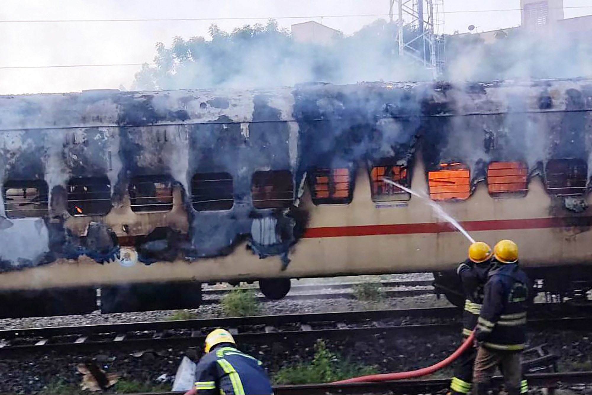 Kilenc ember életét vesztette Indiában egy vonaton, miután az utasok gázpalackkal akartak italt készíteni maguknak