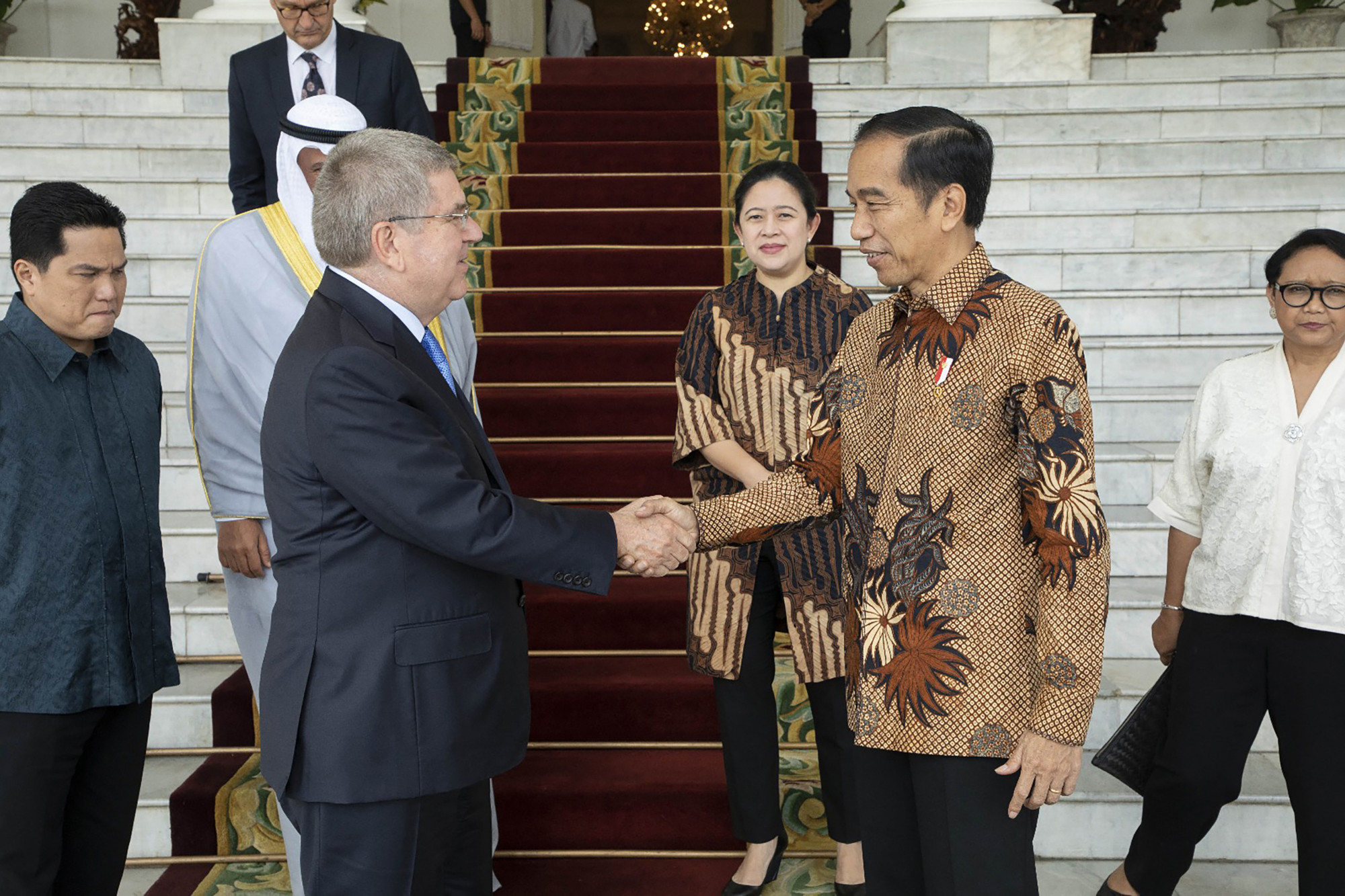 Thomas Bach, a Nemzetközi Olimpiai Bizottság elnöke és Joko Widodo, indonéz elnök 2018-ban, miután Indonézia bejelentette, hogy megpályázza a 2032-es olimpia megrendezését