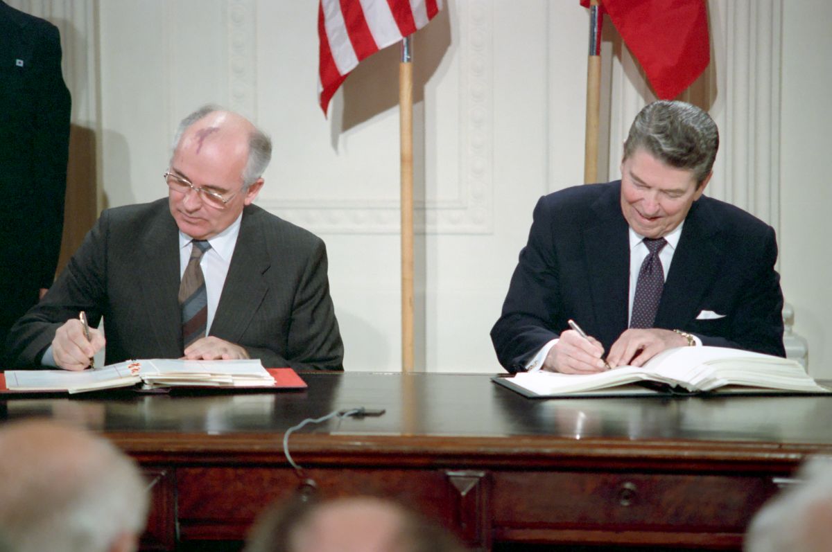 Mihail Gorbacsov orosz és Ronald Reagan amerikai elnök aláírják a közepes hatótávolságú atomfegyverek leszereléséről szóló INF-szerződést 1987 december 8-án.