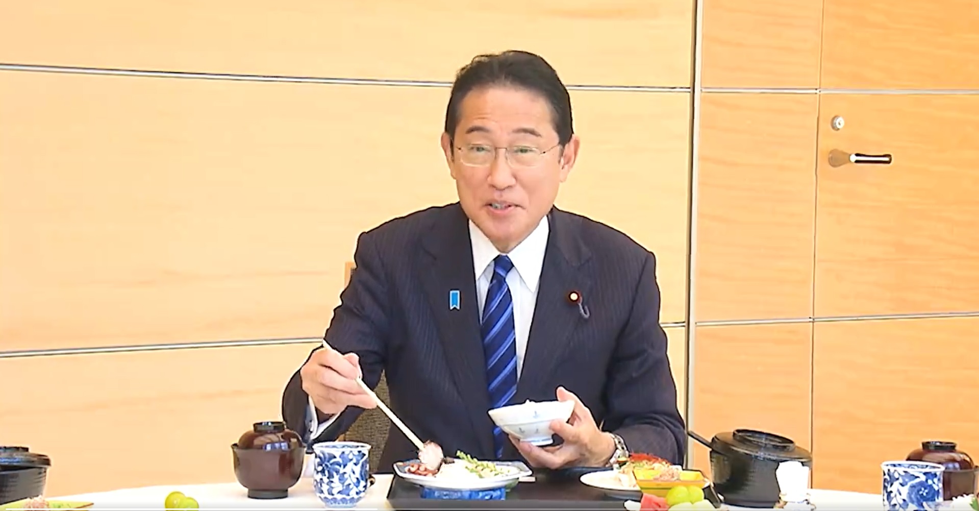 Evett egy falat fukusimai halat a japán miniszterelnök