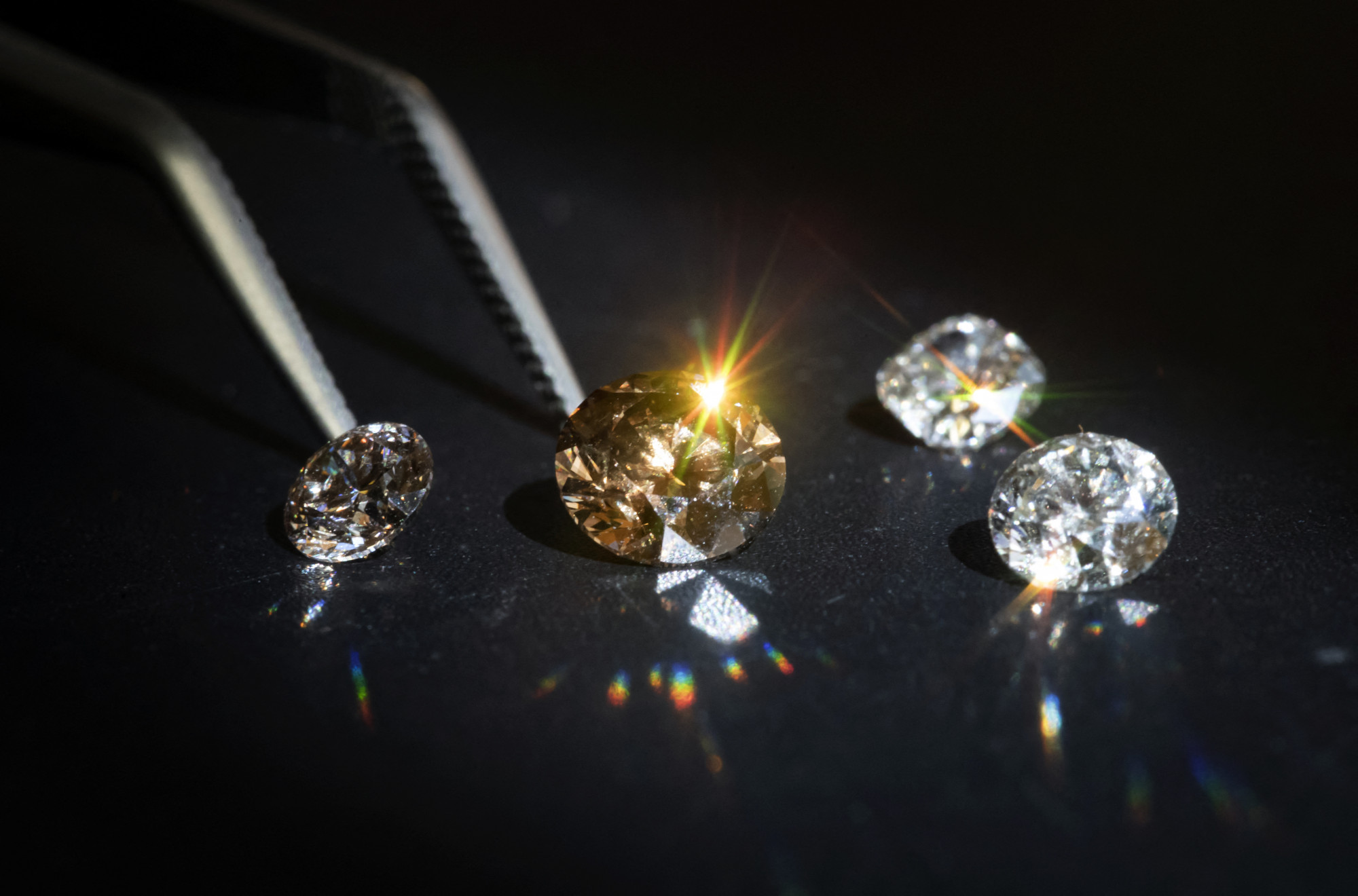 Kanyarban előzné a bányászott gyémántot a mesterséges, karambol lehet a vége