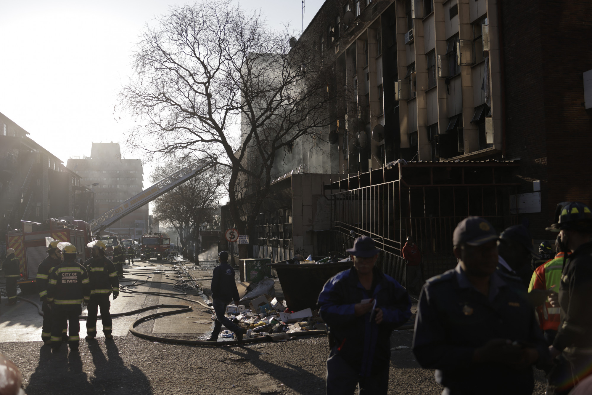 Több mint hetvenen meghaltak, miután kigyulladt egy lakóház Johannesburgban
