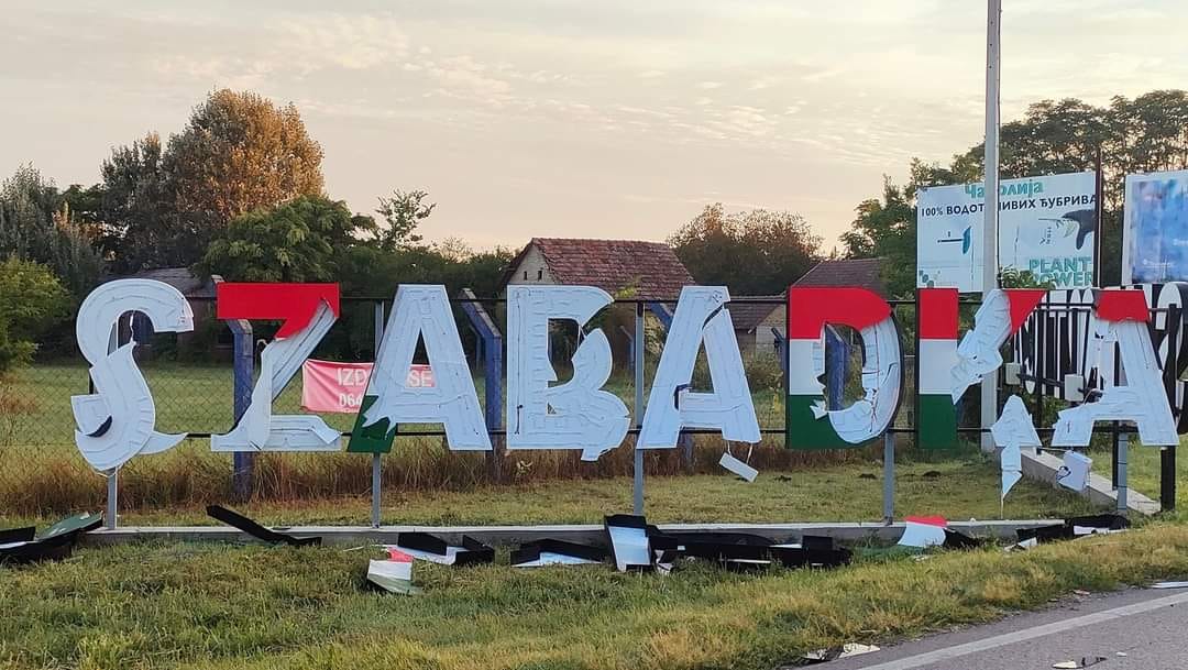 Szétverték a Szabadkát jelző magyar feliratot a Vajdaságban