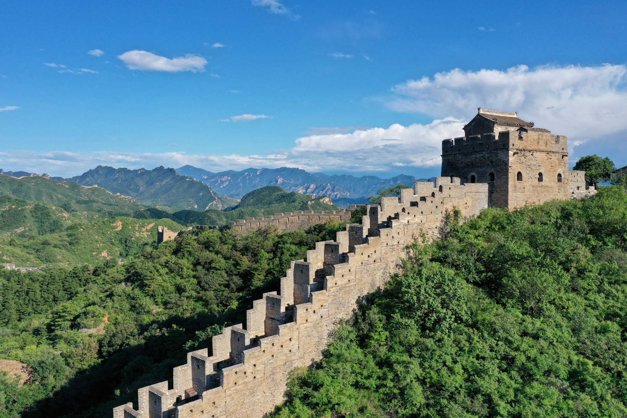 Pár munkás lerombolta a kínai nagy fal egy részét, mert útban volt