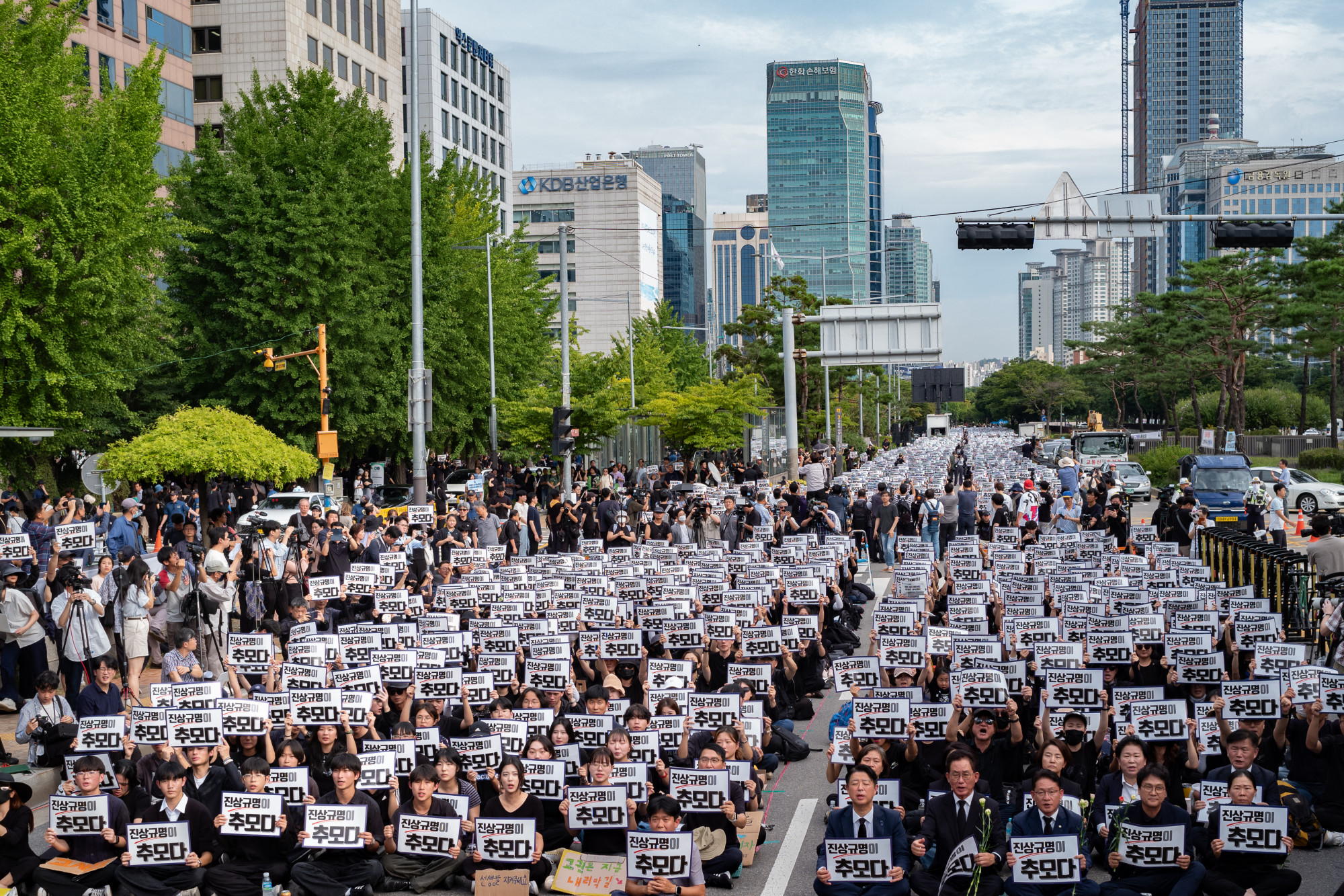 Hétfőn több tízezer tanár demonstrált Dél-Korea fővárosában, Szöulban. Kedden a CNN beszámolója szerint országszerte már több százezer tanár tiltakozott.