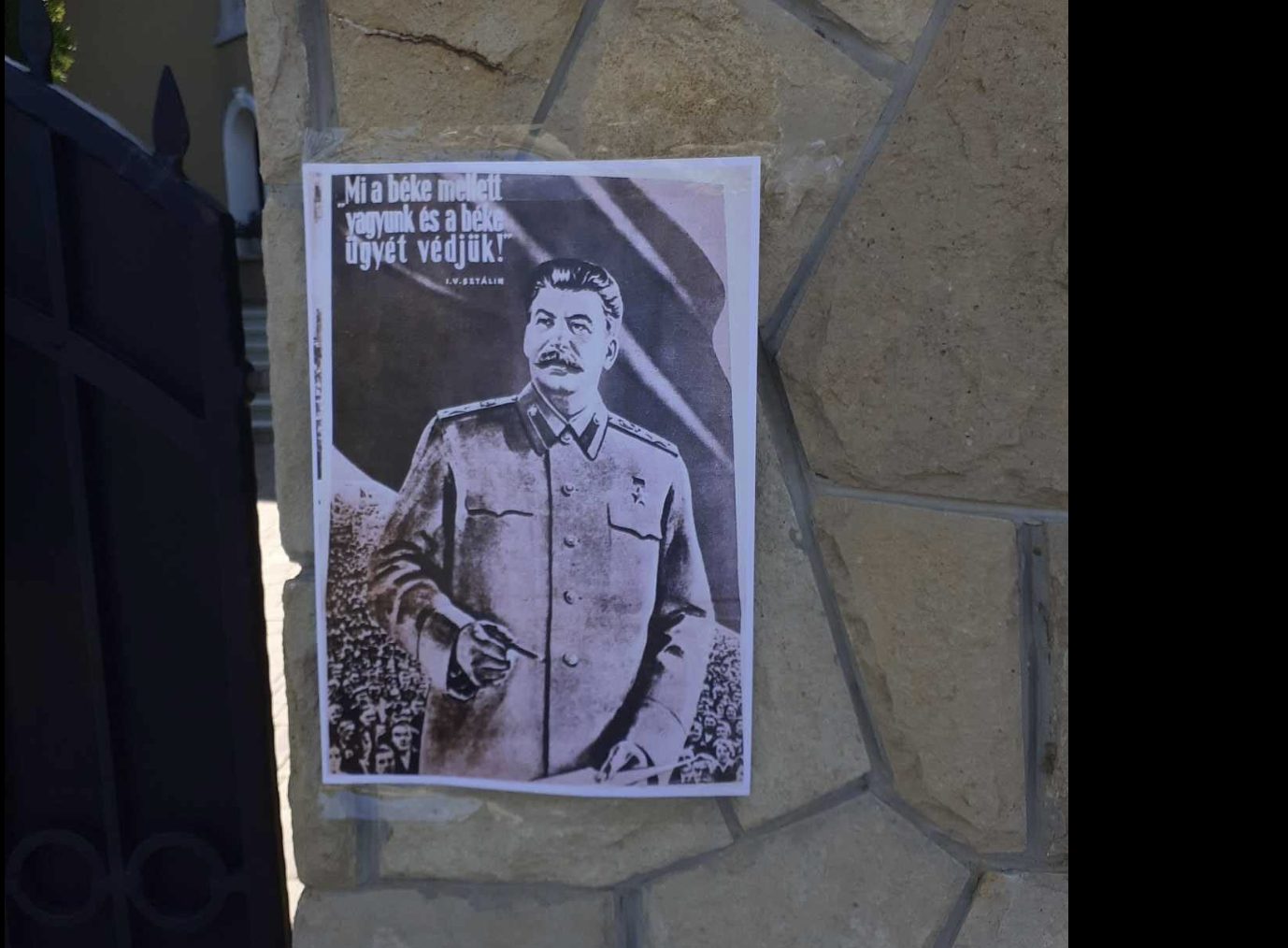 Sztálin fotóját ragasztotta ki valaki Szijjártó külügyminiszter dunakeszi házának kapujára