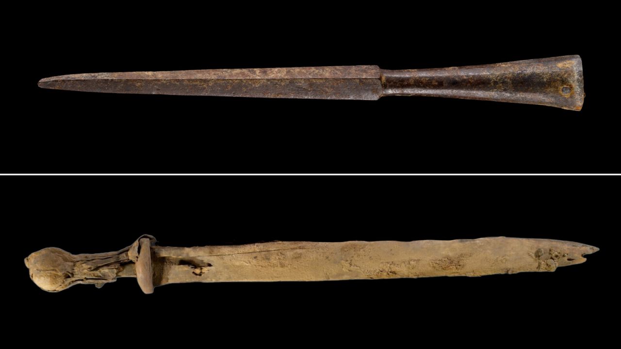 Borotvaéles római kardokat találtak egy izraeli barlangban
