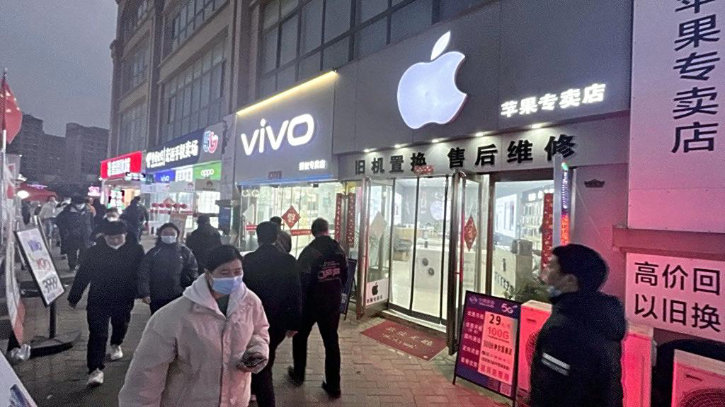 Esni kezdtek az Apple részvényei, miután a kínai hivatalnokoknak megtiltották az Iphone használatát