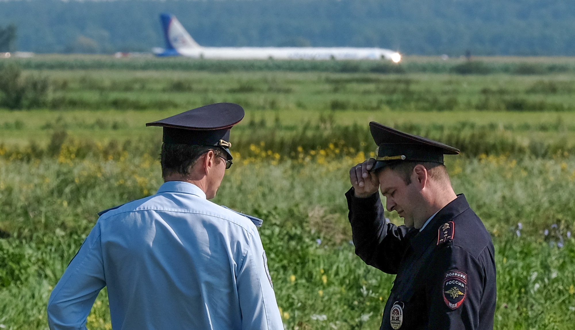Működnek a szankciók: búzaföldön hajtott végre kényszerleszállást az orosz Ural Airlines egyik gépe