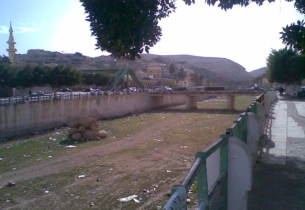Derna egy 2010-es fotón a most megáradt folyó kiszáradt medrével