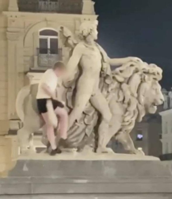 Részeg ír turista tört össze egy frissen felújított szobrot Brüsszelben