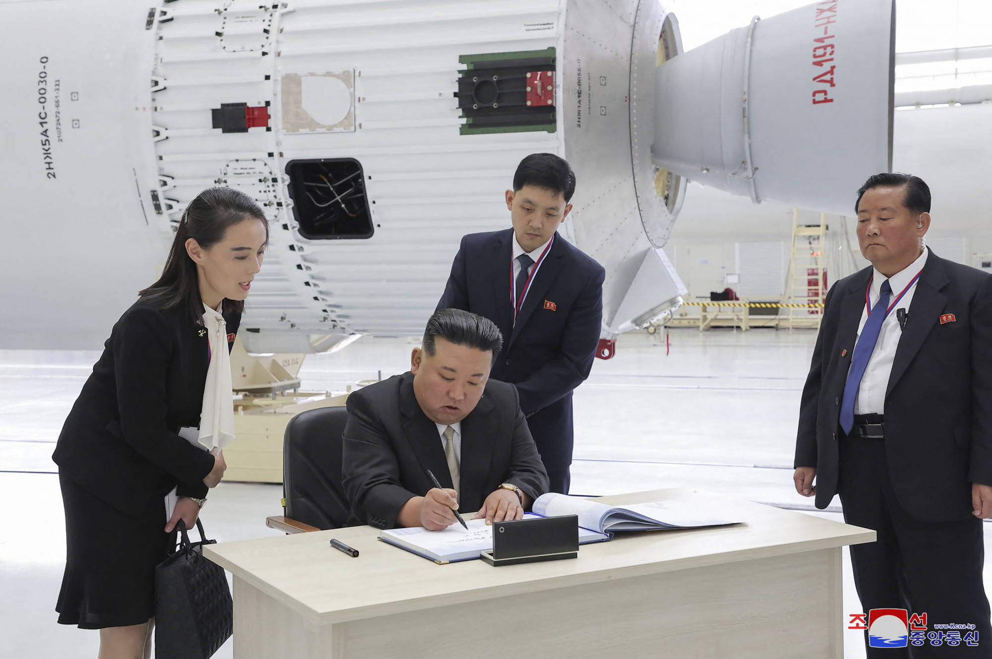 Kim Dzsongun megtekintette az orosz katonai repülőket