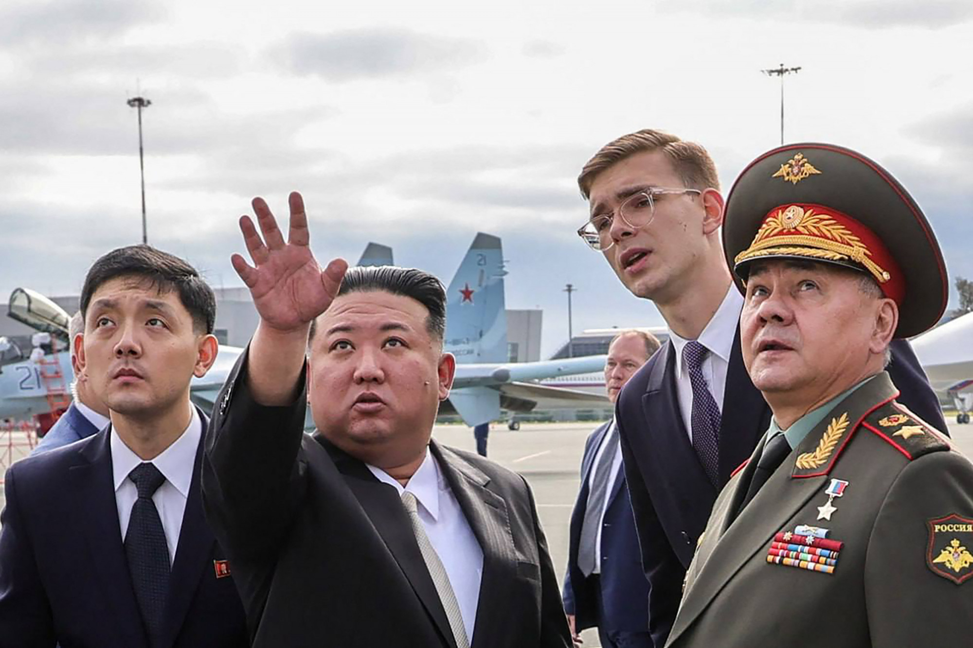 Szergej Sojgu megtekintette, ahogy Kim Dzsongun megtekinti az orosz rakétákat